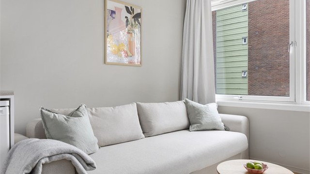 Rommet er enkelt å møblere med plass til en praktisk sovesofa.