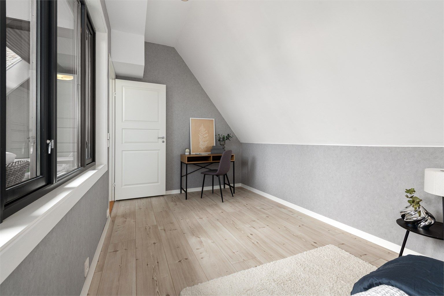 Gjennomgående laminatgulv binder rommene i soveromsavdelingen sammen