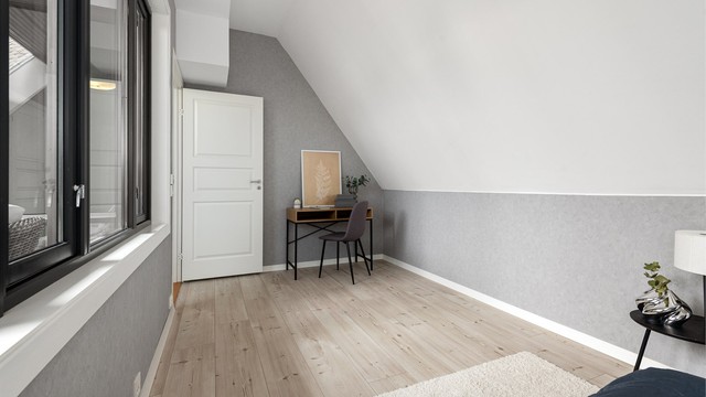 Gjennomgående laminatgulv binder rommene i soveromsavdelingen sammen