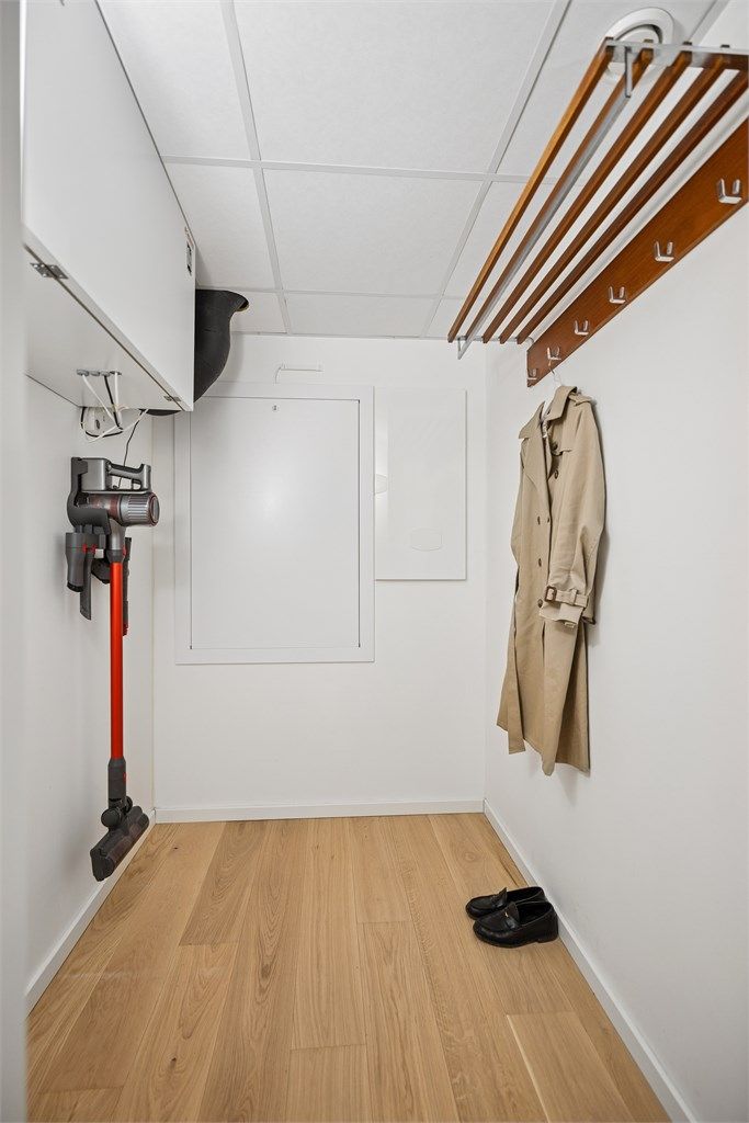 Fra entreen er det direkte adkomst til innvendig bod der man kan henge fra seg yttertøyet.