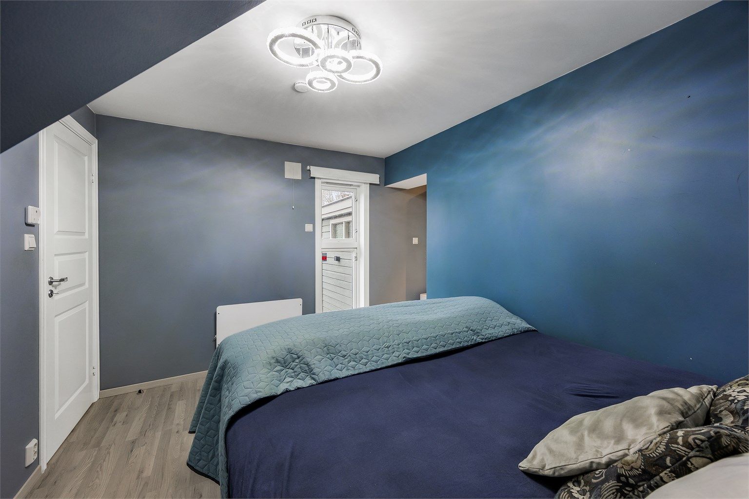 Rommet har laminatgulv og profilerte innerdører, som er gjennomgående i boligen.