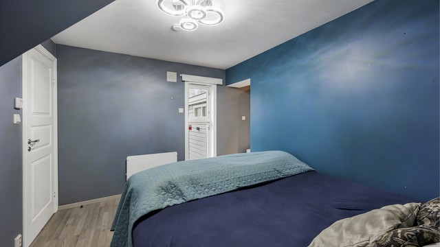 Rommet har laminatgulv og profilerte innerdører, som er gjennomgående i boligen.