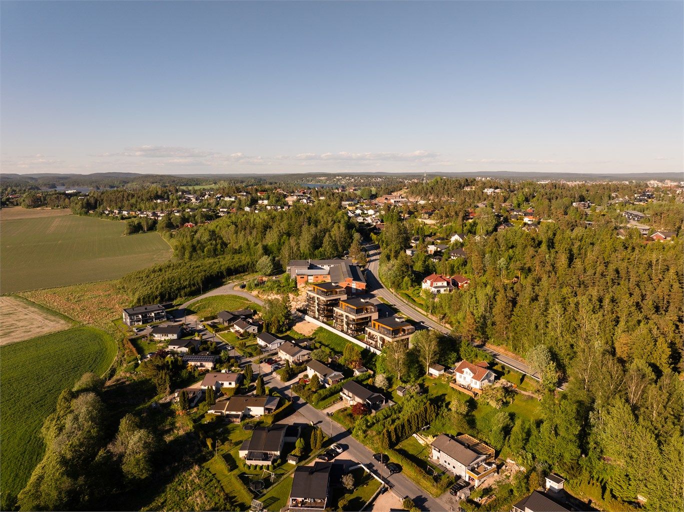 I Trerørfabrikken bor du landlig, med turterreng like utenfor døren. Det er gangavstand til både barne- og ungdomsskole, og under 10 min. til byen med bil eller buss.
