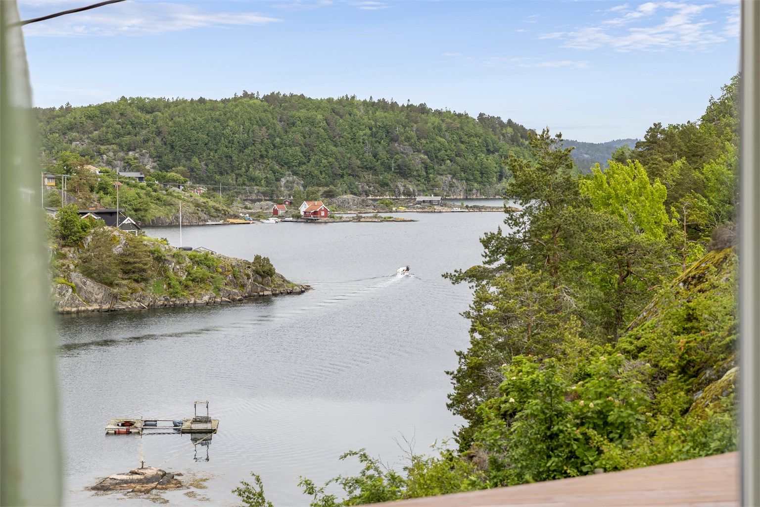 Fra stuen har man utsikt over sundet og båtlivet.
