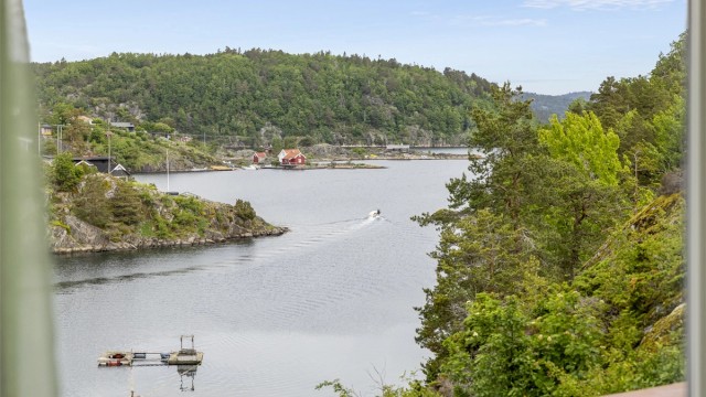 Fra stuen har man utsikt over sundet og båtlivet.