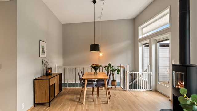 Peisovn med isolert stålpipe gir lun oppvarming i det flotte oppholdsrommet.