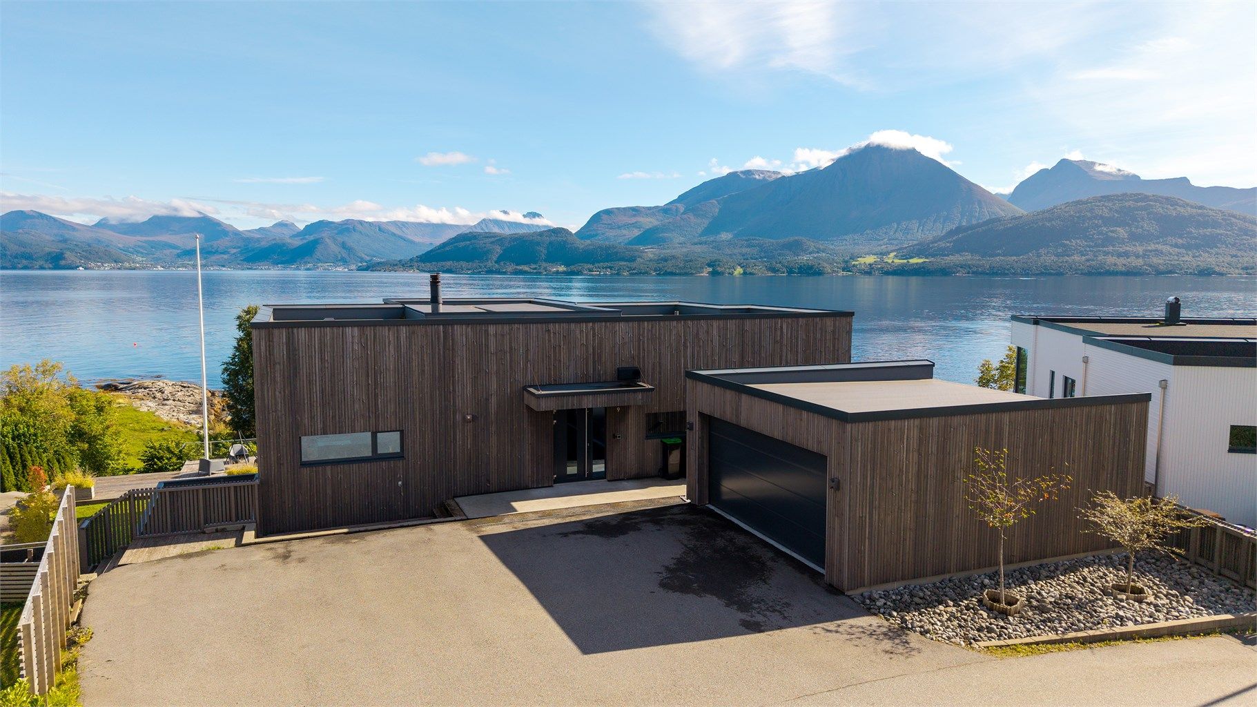 Moderne enebolig i funkisstil med sjønær beliggenhet, dobbelgarasje og store utearealer.
Foto: Stian Wiik