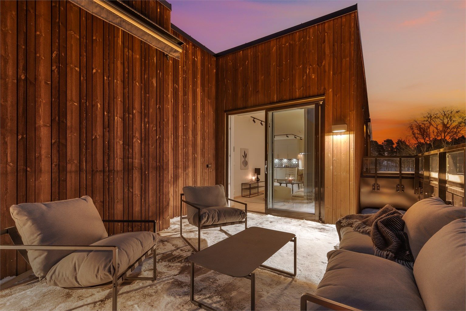 Vestvendt takterrasse med flott utsikt, gode solforhold og god plass til utemøbler.