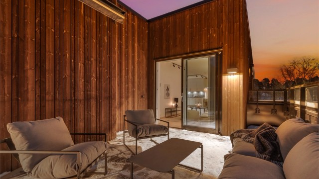 Vestvendt takterrasse med flott utsikt, gode solforhold og god plass til utemøbler.