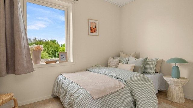Soverommet er lyst og innbydende, med plass til dobbeltseng og øvrig møblement.