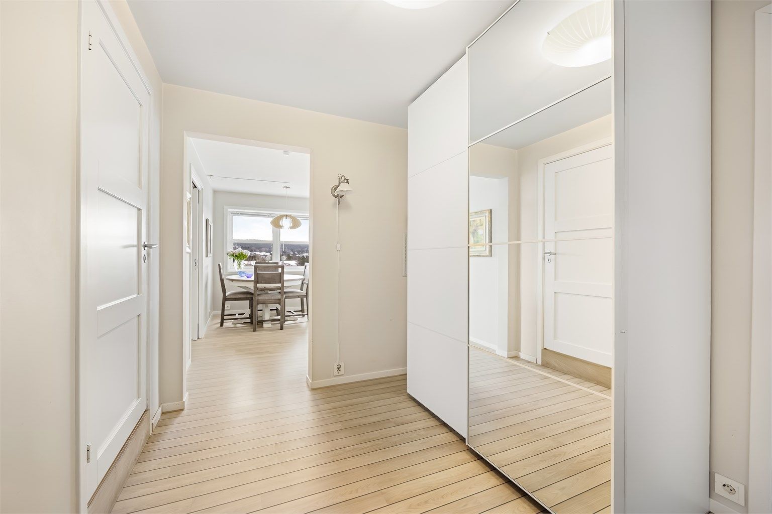 Entré har god plass til både yttertøy og sko, med praktisk oppheng på vegg samt store skyvedørsgarderober med speilfronter som bidrar til en luftig og romfølelse. Adkomst via felles trapperom. Oppgangen har callinganlegg.