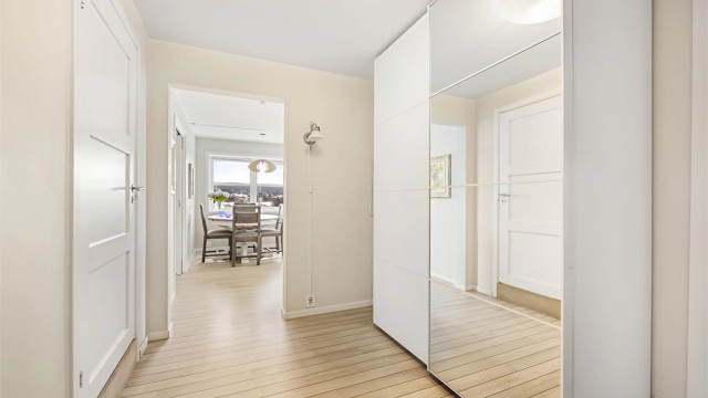 Entré har god plass til både yttertøy og sko, med praktisk oppheng på vegg samt store skyvedørsgarderober med speilfronter som bidrar til en luftig og romfølelse. Adkomst via felles trapperom. Oppgangen har callinganlegg.