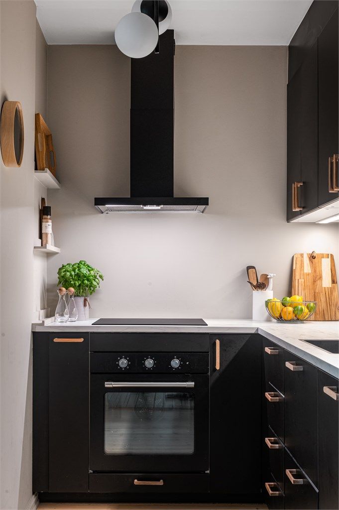 Kjøkkenet består av glatte fronter og benkeplate av laminat. 
