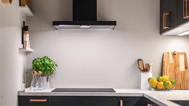 Kjøkkenet består av glatte fronter og benkeplate av laminat.