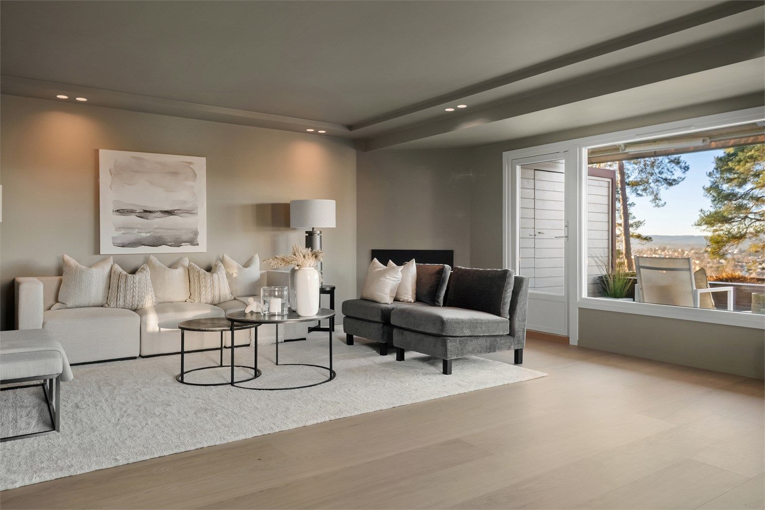 Leiligheten har lekker 1-stavs parkett med gulvvarme. 