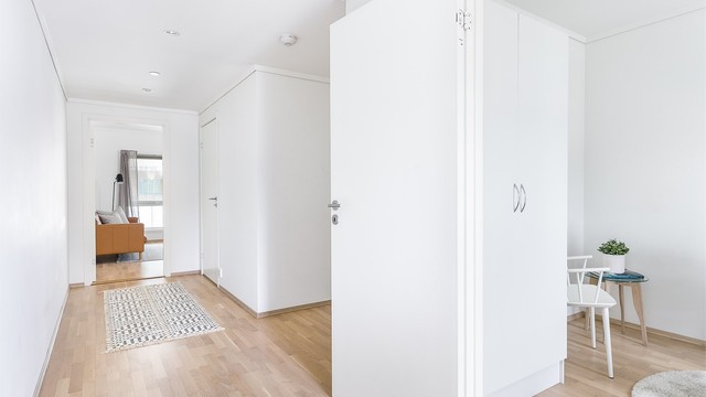 Begge soverom er distansert fra stuen, soverom II ved ytre del av entreen som kan lukkes av mot stuen.