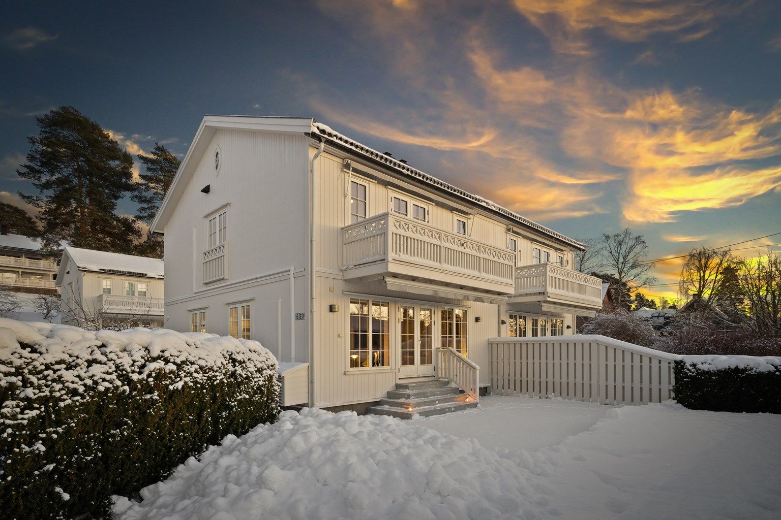 Velkommen til Ole Moes vei 6E - Solrik og pen vertikaldelt bolig fra 2007 | Vestvendt | Hybelmulighet | 2 garasjeplasser med innvendig adkomst