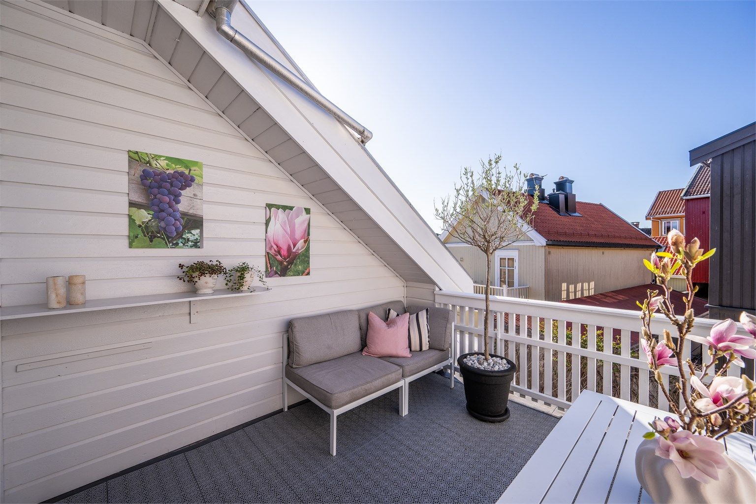 Takterrassen er en herlig, privat uteplass med god plass til utemøbler.