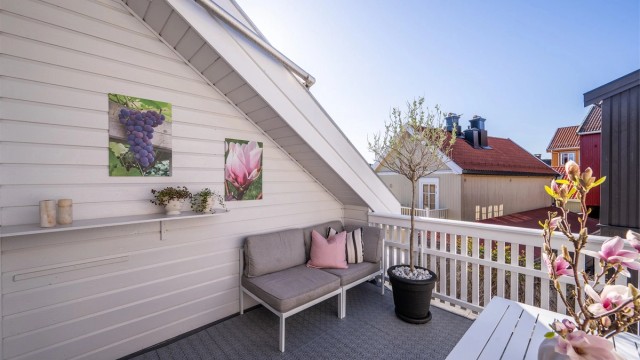 Takterrassen er en herlig, privat uteplass med god plass til utemøbler.