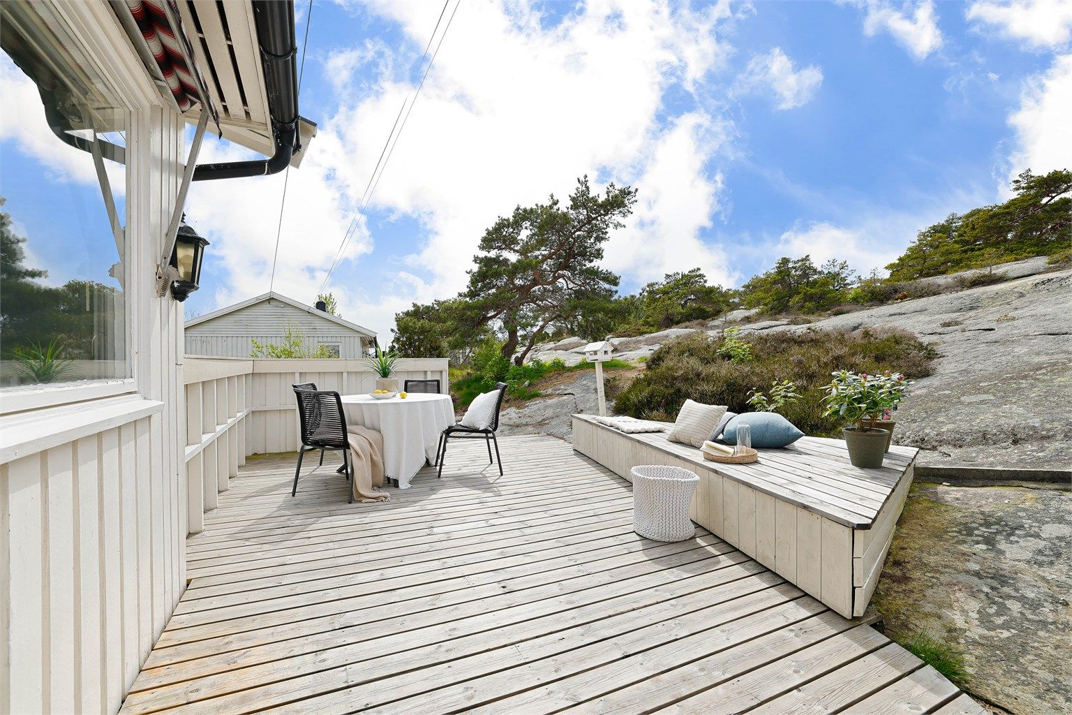 Boligen og utearealene er naturlig skjermet av høydedrag i vest. Solforholdene er likevel gode dagen gjennom.