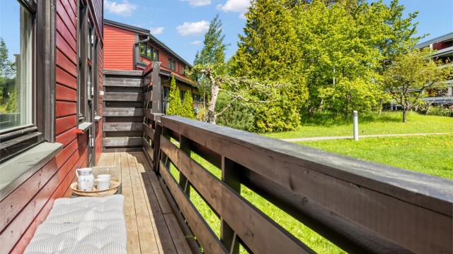 Terrassen har utgang fra stuen. Her kan du nye morgensolen