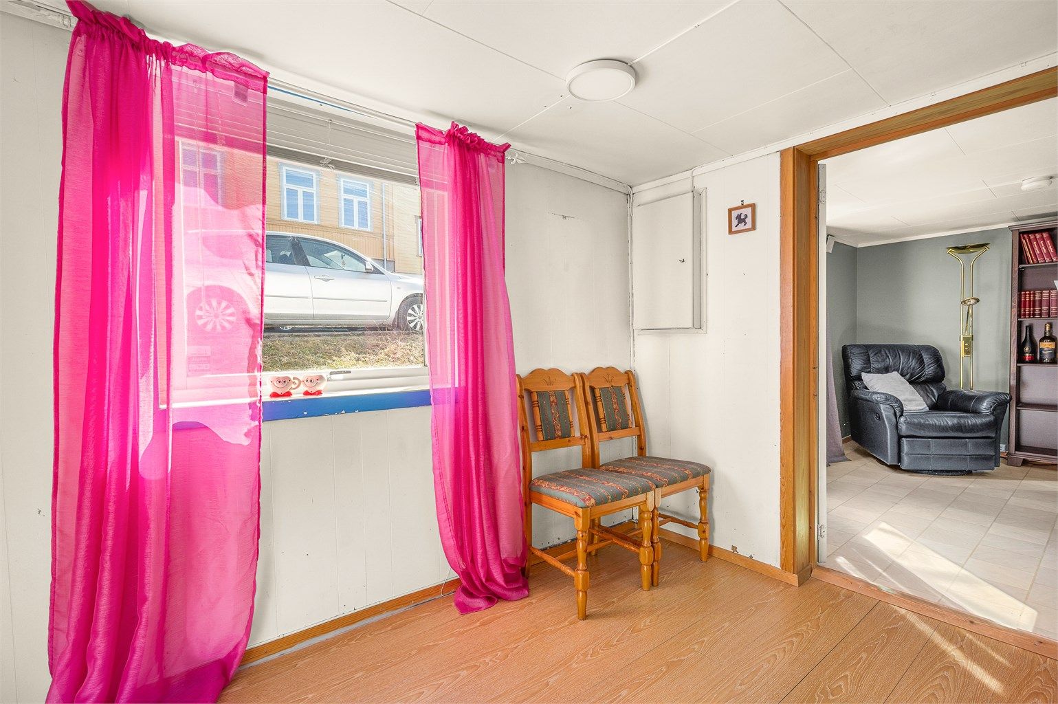 Rommet er opprinnelig byggemeldt som soverom men benyttes i dag som gang. 