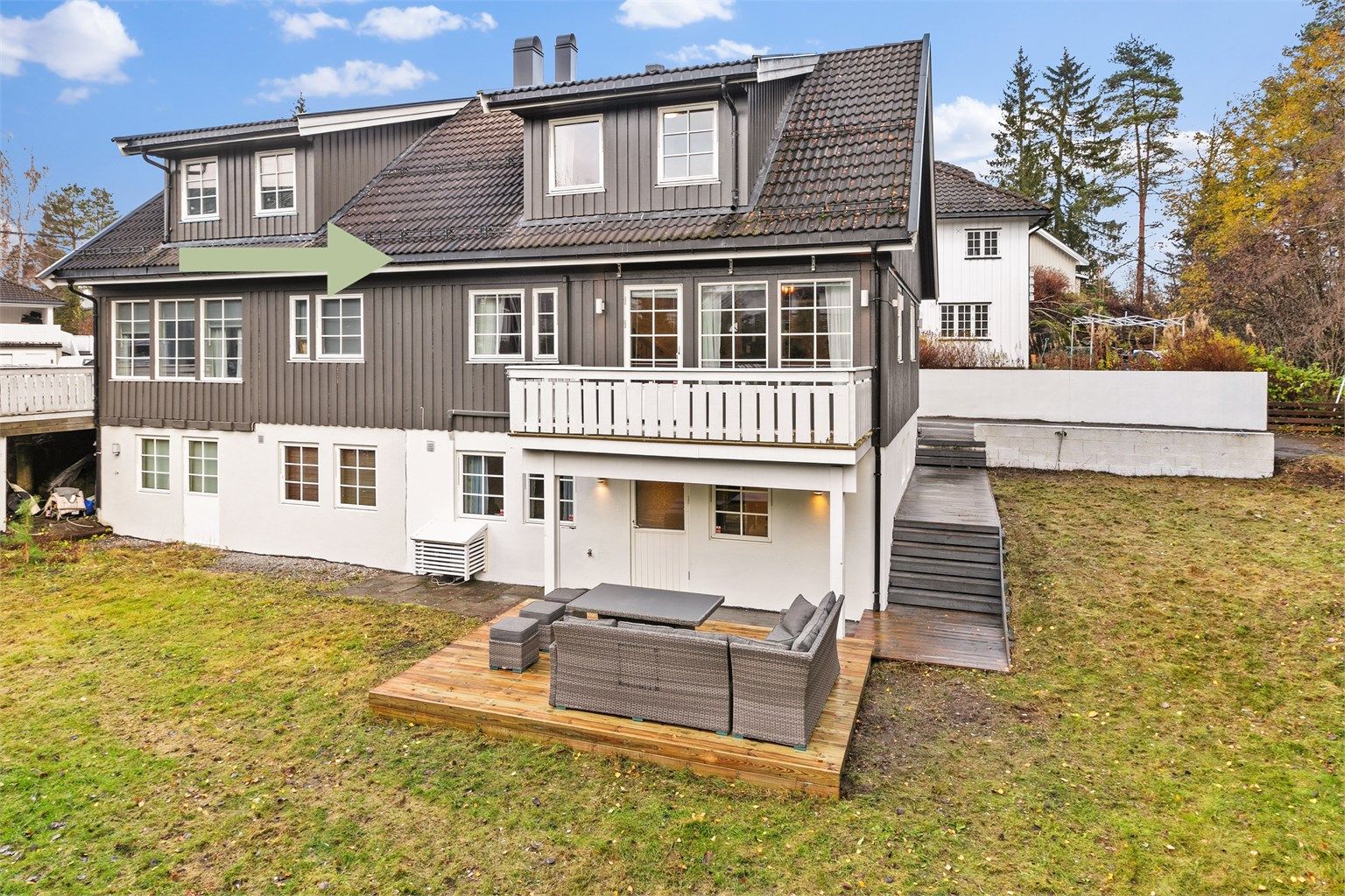 Boligen ligger i en rolig blindvei, med stor hage og meget gode solforhold. 