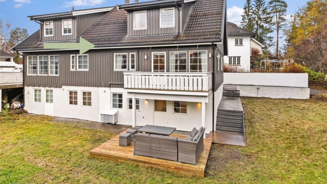 Boligen ligger i en rolig blindvei, med stor hage og meget gode solforhold.