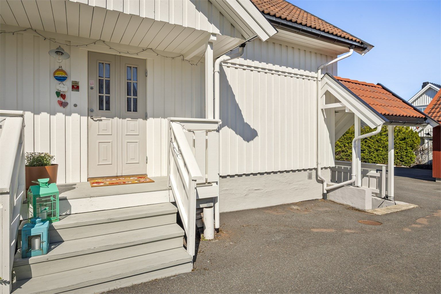 Hovedinngangen ligger i første etasje, med en østvendt balkong på 4 m² ved inngangspartiet.