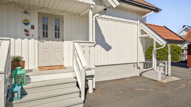 Hovedinngangen ligger i første etasje, med en østvendt balkong på 4 m² ved inngangspartiet.