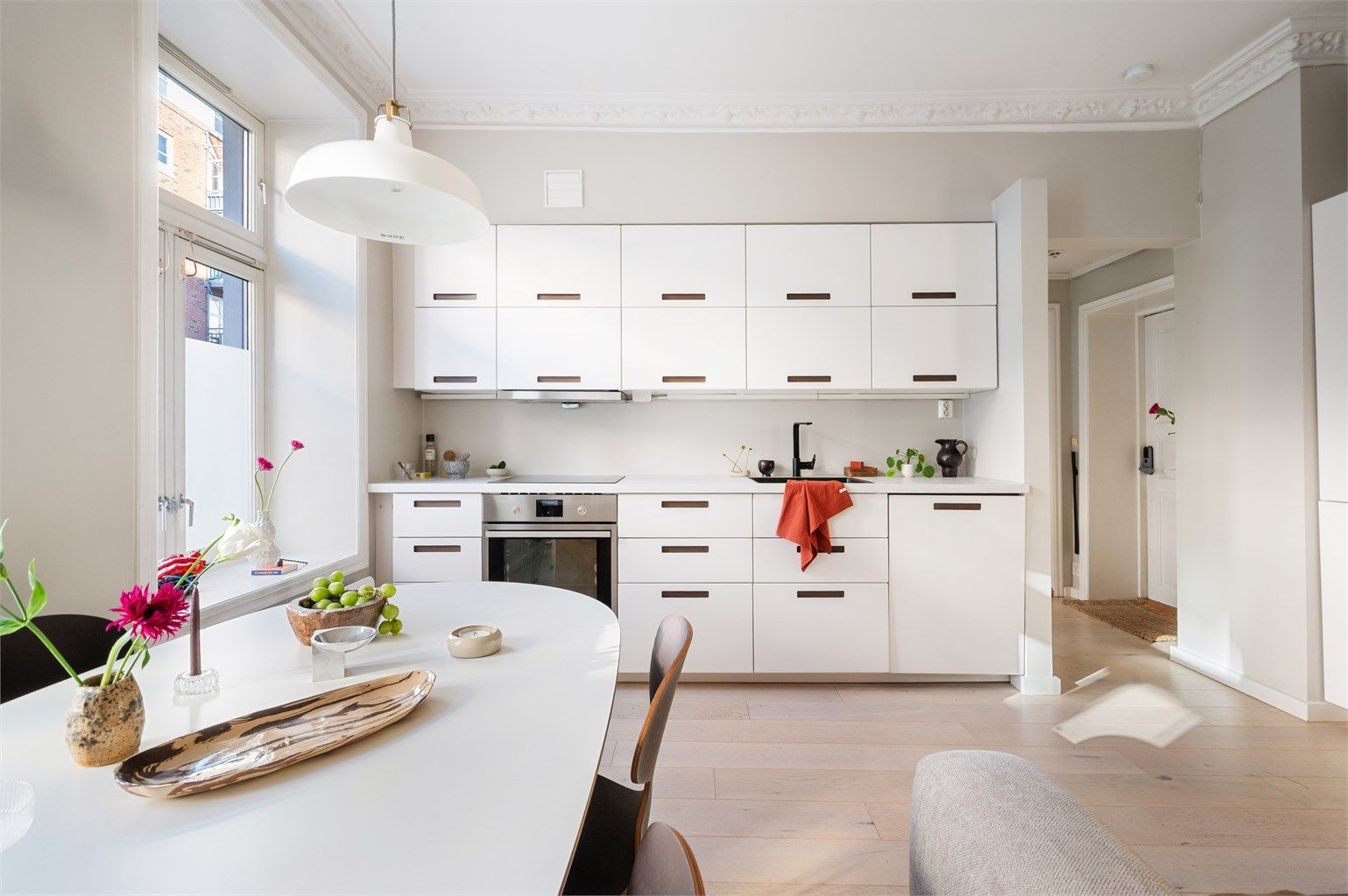 Her kombineres moderne standard med klassiske detaljer som stukkatur, en takhøyde på opptil 2,76 meter og eksponert teglstein.