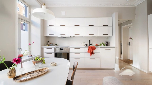 Her kombineres moderne standard med klassiske detaljer som stukkatur, en takhøyde på opptil 2,76 meter og eksponert teglstein.