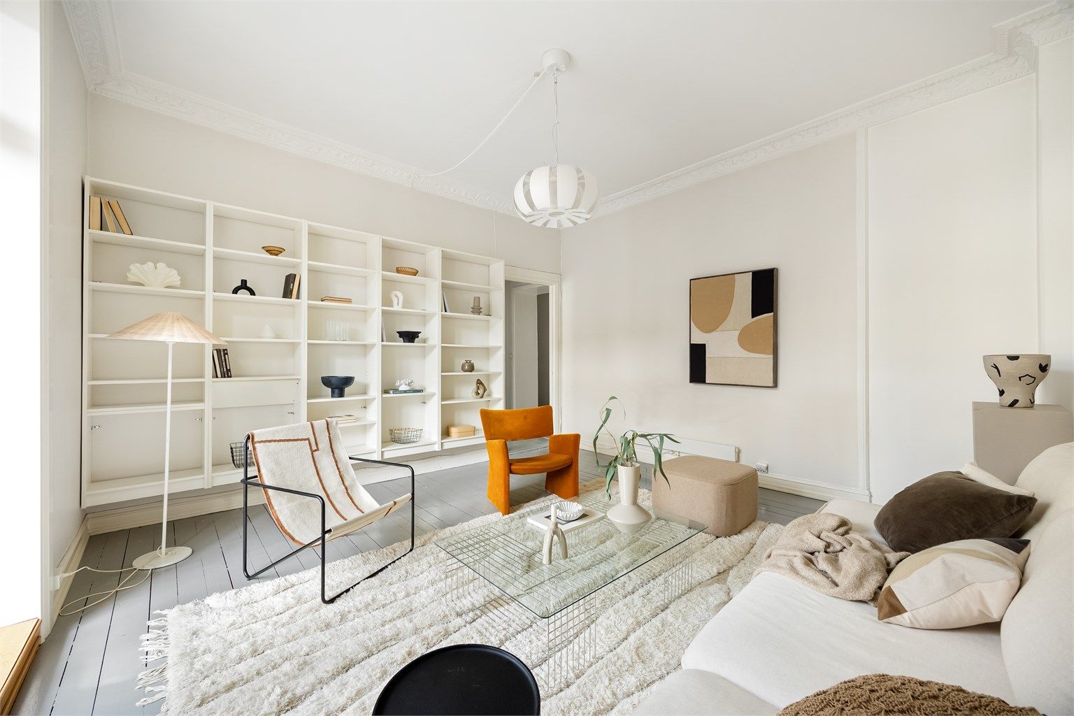 Leiligheten har 2 flotte stuer som kan brukes som dagligstue, spisestue eller oppholdsrom. Leiligheten har behov for modernisering - Her kan du skape ditt drømmehjem! Foto: Marit Andersen.