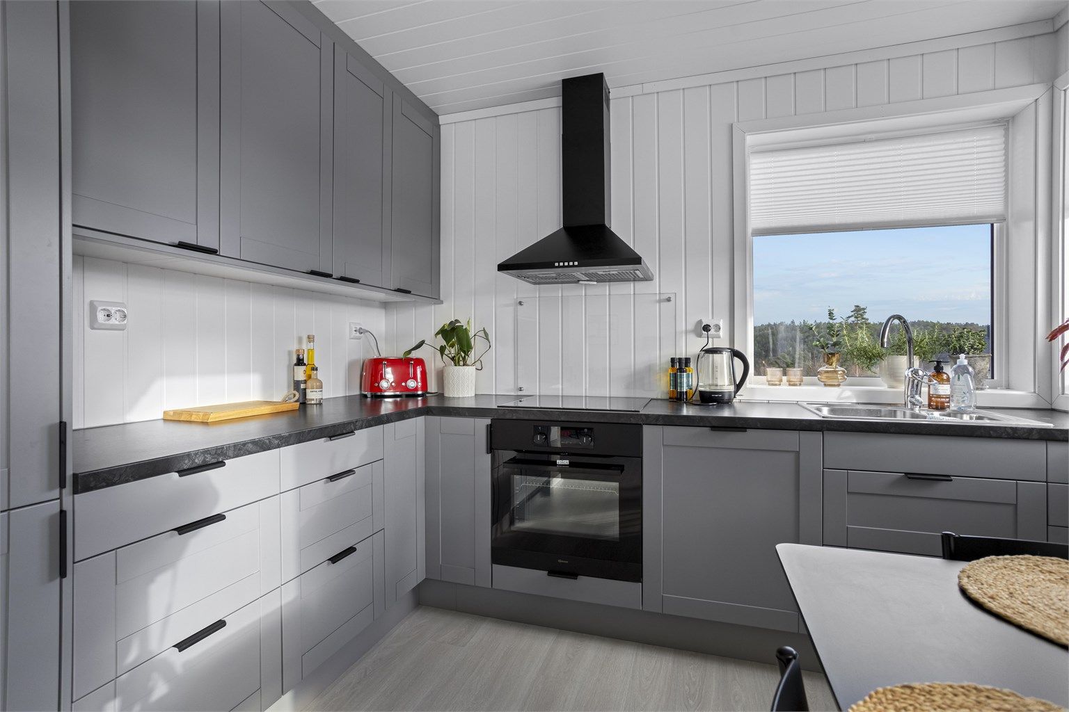 Kjøkkenet har godt med skap- og benkeplass, med en slitesterk laminert benkeplate.