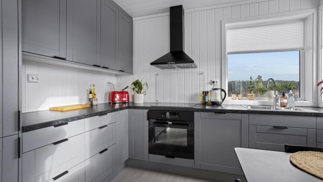 Kjøkkenet har godt med skap- og benkeplass, med en slitesterk laminert benkeplate.