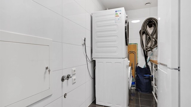 Eget vaskerom/bod som gir verdifull ekstra lagringsplass og bidrar til en ryddig og praktisk hverdag.
