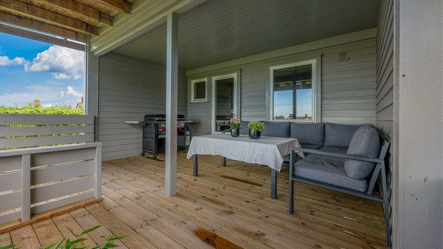 Terrasse utenfor soverom har nybygd dekke.