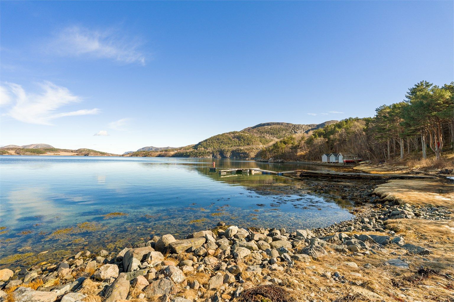 Brekstad ligger omtrent 30 min unna med bil, mens Trondheim nås på rundt 2 timer. Dette gjør eiendommen til et attraktivt sted for deg som ønsker en rolig tilværelse i naturskjønne omgivelser, men samtidig ha tilgang til by og servicetilbud. 