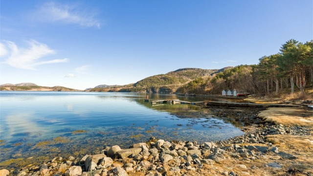 Brekstad ligger omtrent 30 min unna med bil, mens Trondheim nås på rundt 2 timer. Dette gjør eiendommen til et attraktivt sted for deg som ønsker en rolig tilværelse i naturskjønne omgivelser, men samtidig ha tilgang til by og servicetilbud.