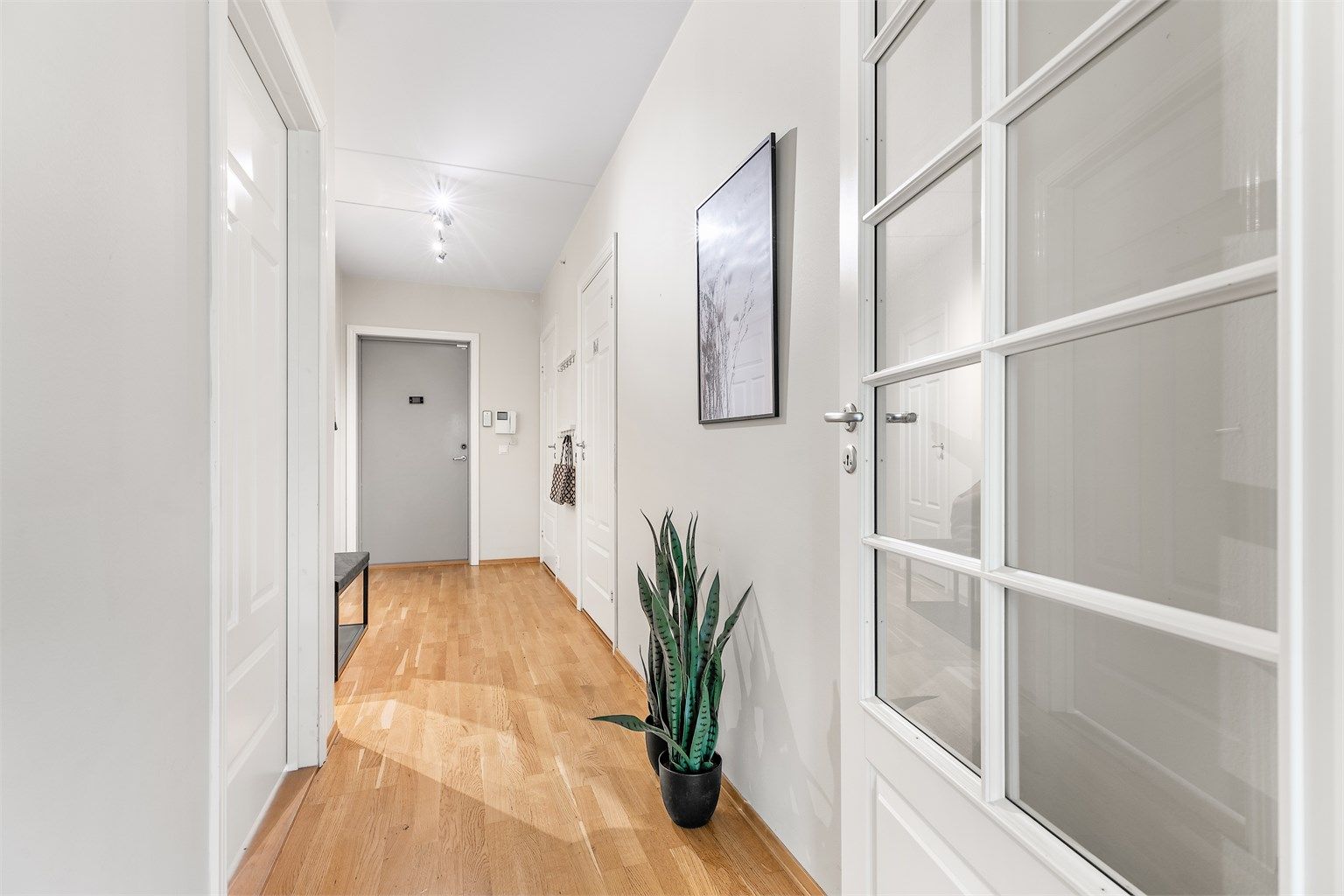 Entré med parkettgulv og plass for yttertøy gir et praktisk og hyggelig velkomstområde