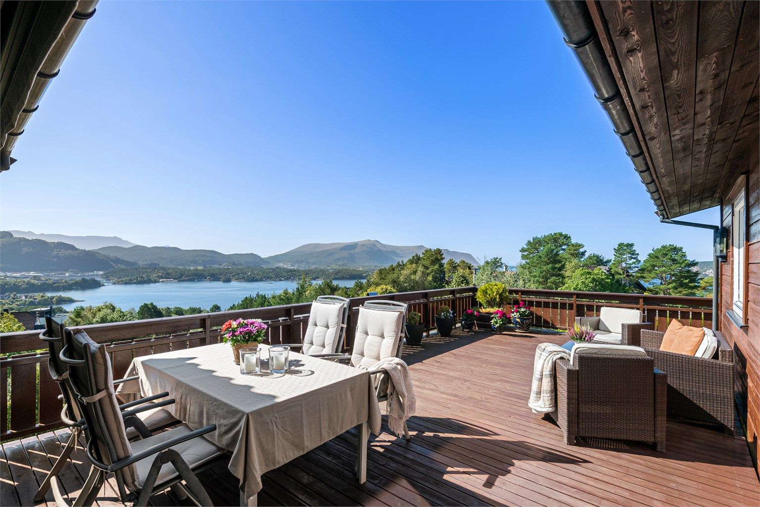 Hyggelig terrasse med nydelig utsikt