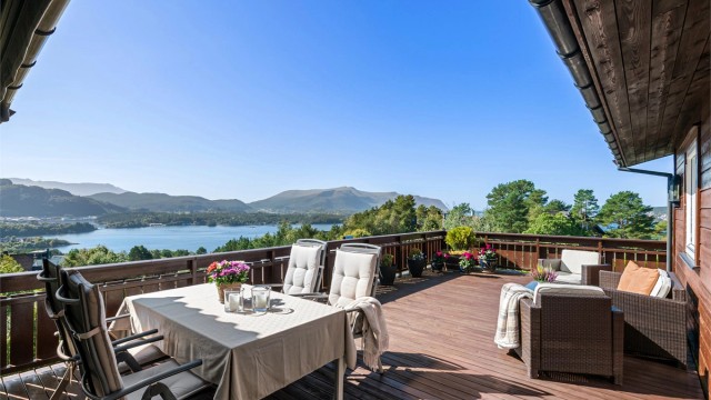 Hyggelig terrasse med nydelig utsikt