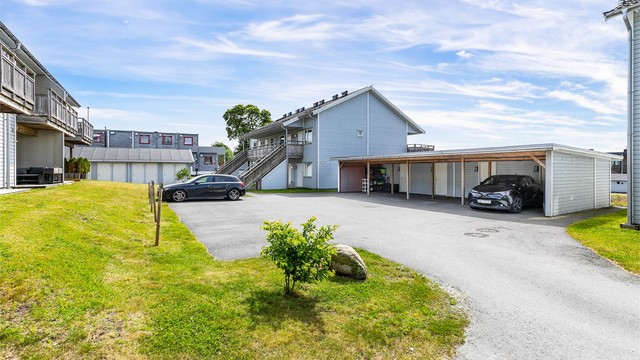 Leiligheten disponerer biloppstillingsplass på sameiets område.