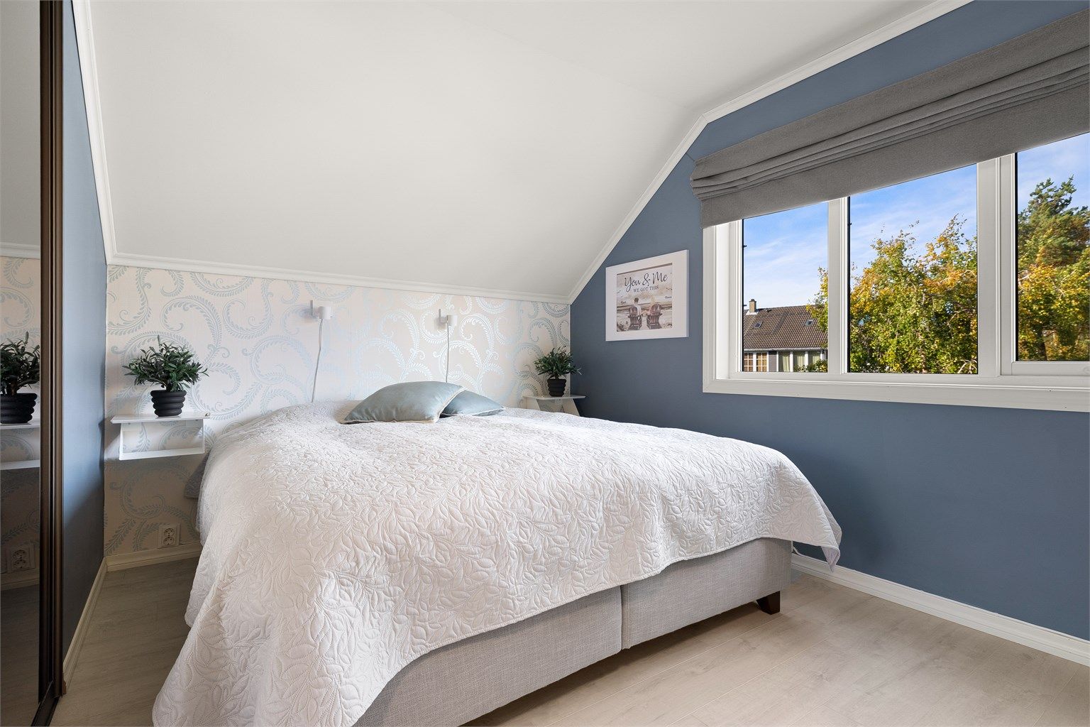 Soverom 4 er lyst og innbydende med walk-in garderobe bak skyvedørene.