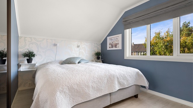 Soverom 4 er lyst og innbydende med walk-in garderobe bak skyvedørene.