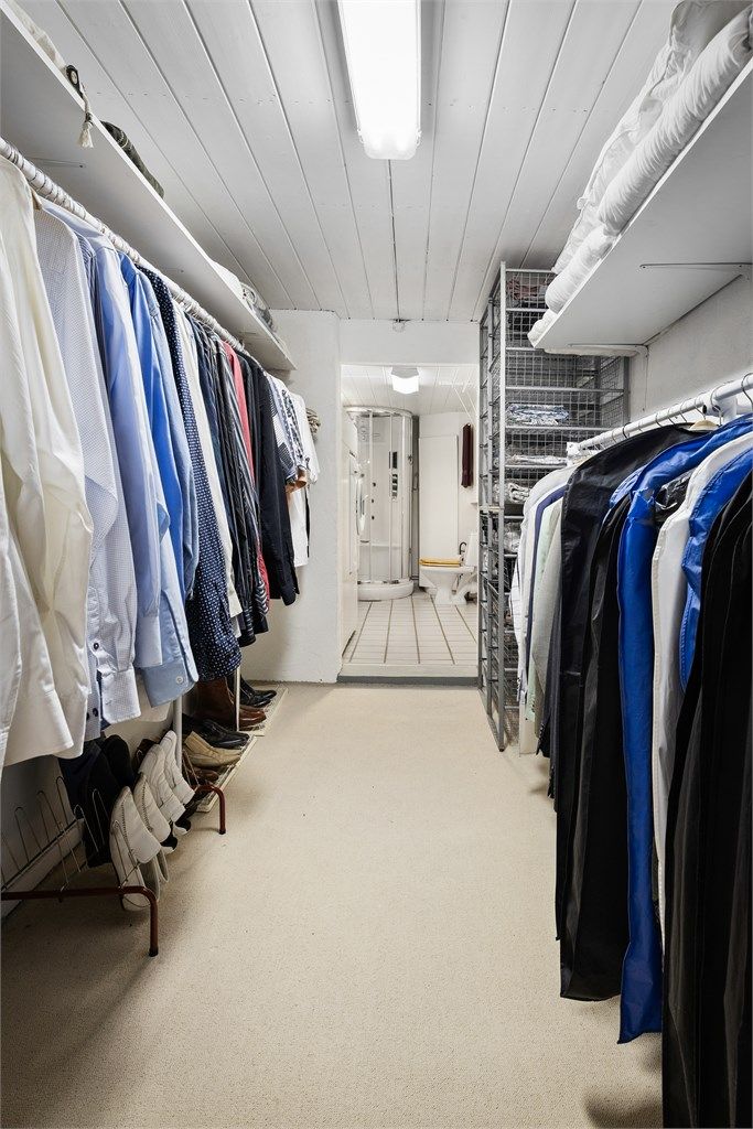 Badet har delåpen løsning til en bod/garderobe.