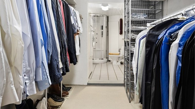 Badet har delåpen løsning til en bod/garderobe.