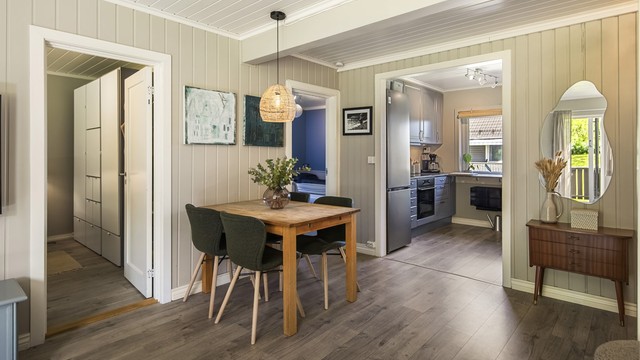Spisestuen ligger i praktisk tilknytning til kjøkkenet.