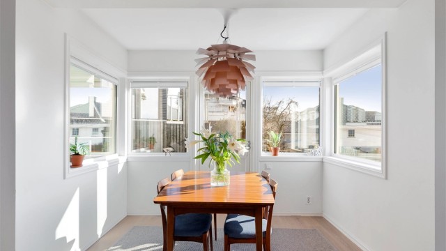 Spiseplass ved terrassedøren med adkomst til en av boligens to terrasser, og en solfylt hage