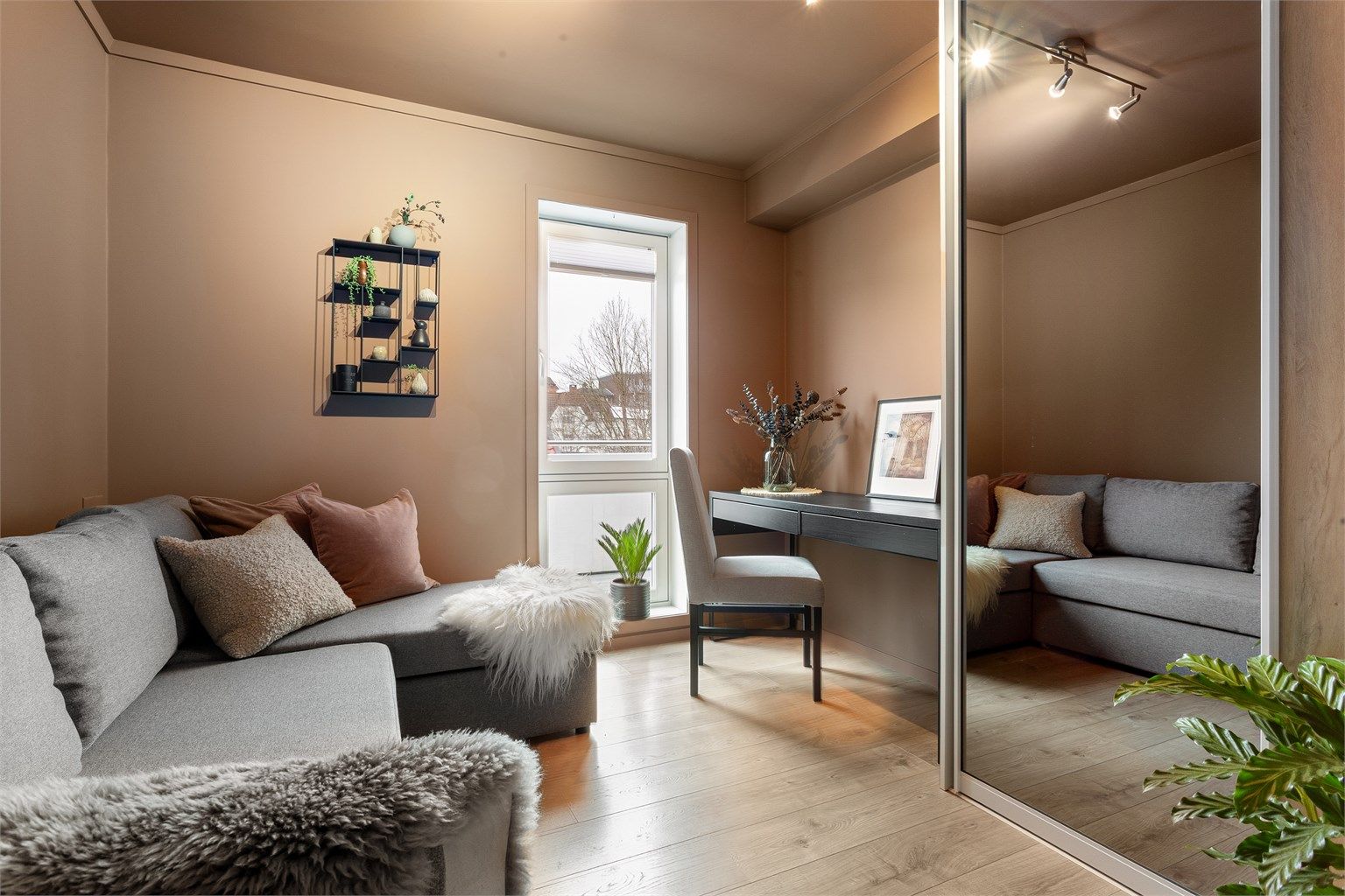 Soverom 2 med skyvedørsgarderobe